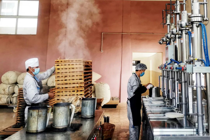 勐库镇津乔茶业的机械压制车间，取代了传统的手工压饼工艺。本文摄影/本刊记者 黄孝光