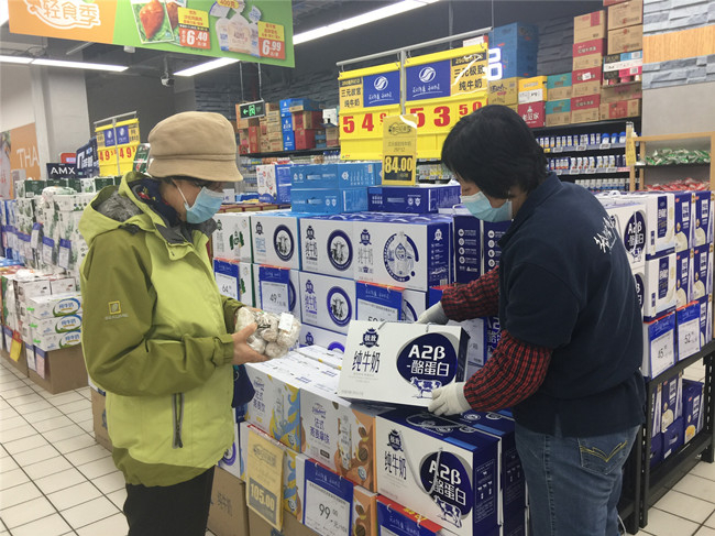 市场上销售的A2型牛奶价格比普通牛奶高出一倍。孙燕明 摄