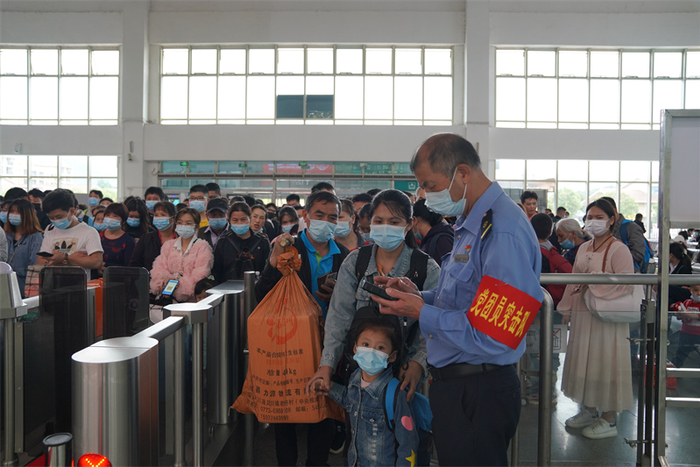 △全州南站组织党团员突击队在检票口服务旅客