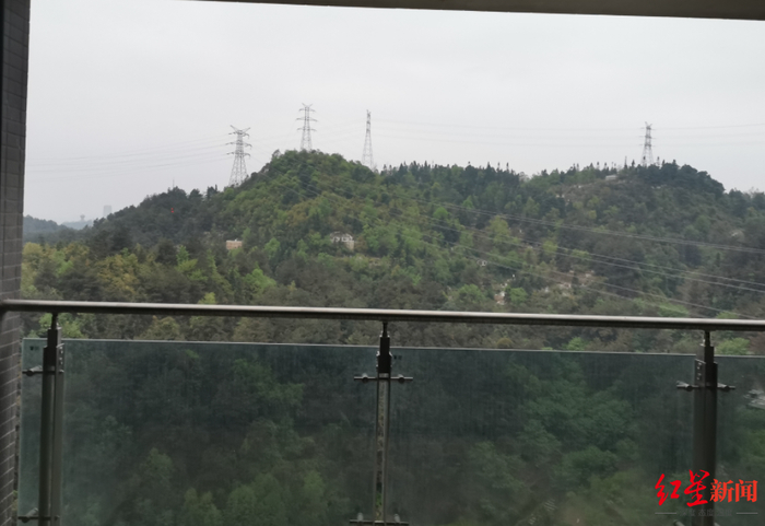  ▲中天未来方舟F10组团里的商品房外的坟冢