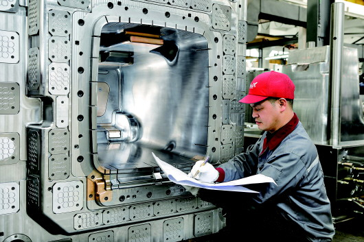 凯华员工正在记录模具数据。