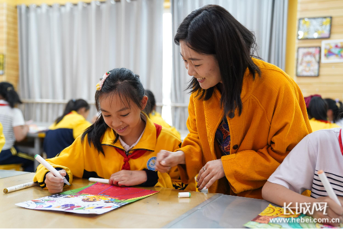 邢台市龙泉小学课后服务老师正在指导学生画画。长城网记者 郭硕 摄