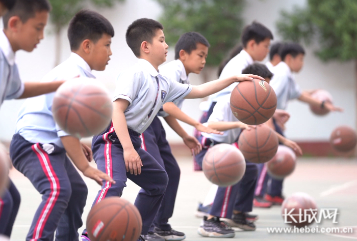 邢台市弘毅小学课后服务篮球社团的学生正在训练。长城网记者 郭硕 摄