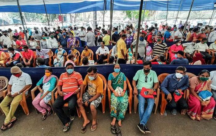 4月26日，众多市民戴着口罩在印度孟买排队等待接种新冠疫苗。图/新华