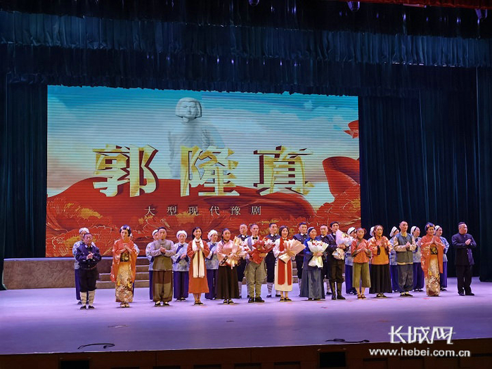 　　豫剧《郭隆真》演职人员合影。长城网记者 闫思宇 摄