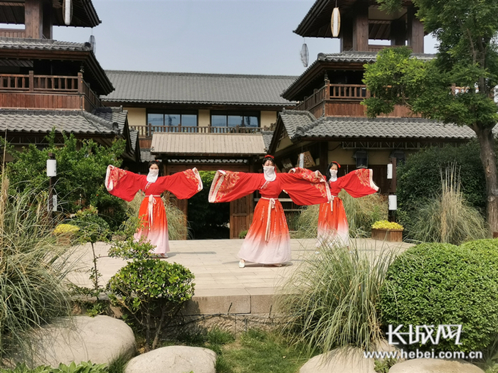 诗经里小镇古风表演。 长城网记者 魏亚慧 摄