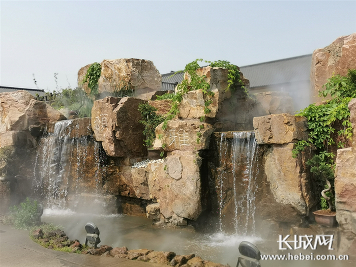 诗经里小镇里面的瀑布。 长城网记者 魏亚慧 摄