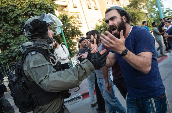 △近日以色列多个城市发生犹太人和阿拉伯人之间大规模冲突，大批警力被部署在街头&nbsp;图片来自网络