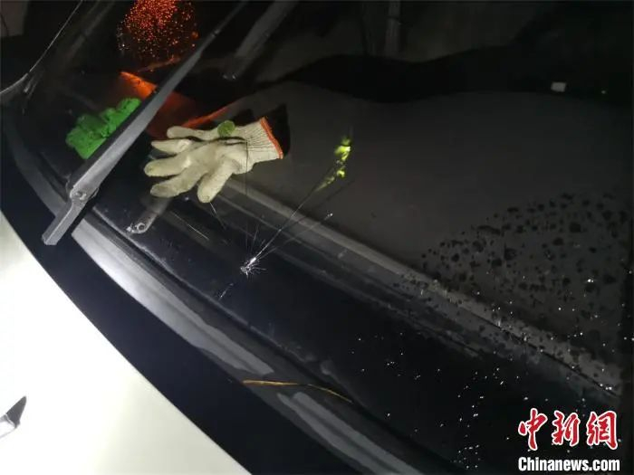 被冰雹砸坏的车辆。&nbsp;湖北高速交警供图