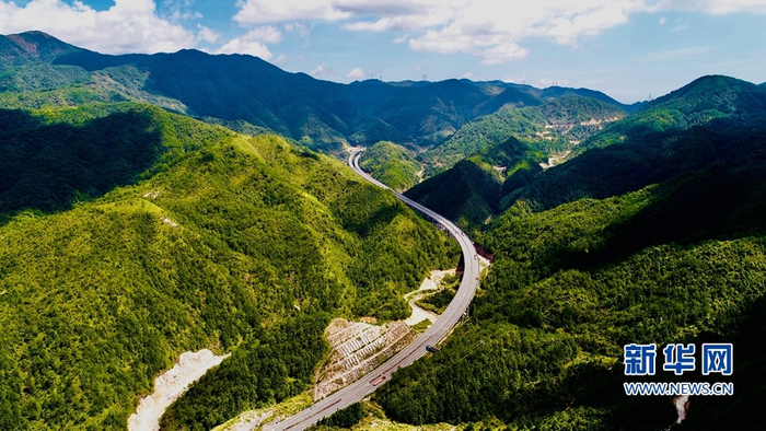 　　宁武高速沿线风景如画。新华网发（叶文兵摄）