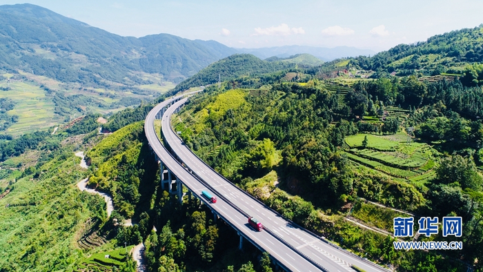 　宁武高速沿线风景如画。 新华网发（叶文兵摄）