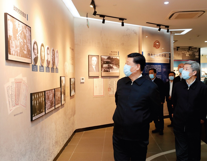 2020年4月20日至23日，中共中央总书记、国家主席、中央军委主席习近平在陕西考察。这是4月22日，习近平在西安交通大学交大西迁博物馆参观。　新华社记者 鞠鹏/摄