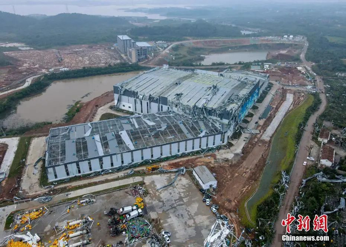  图为武汉蔡甸区一在建工地厂房屋顶被大面积掀翻。邹浩 摄