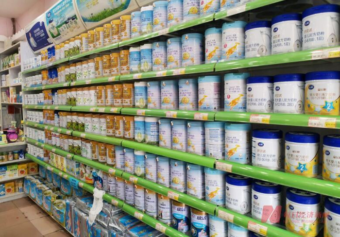 某母婴店的奶粉货架 图片来源：每日经济新闻 资料图&nbsp;