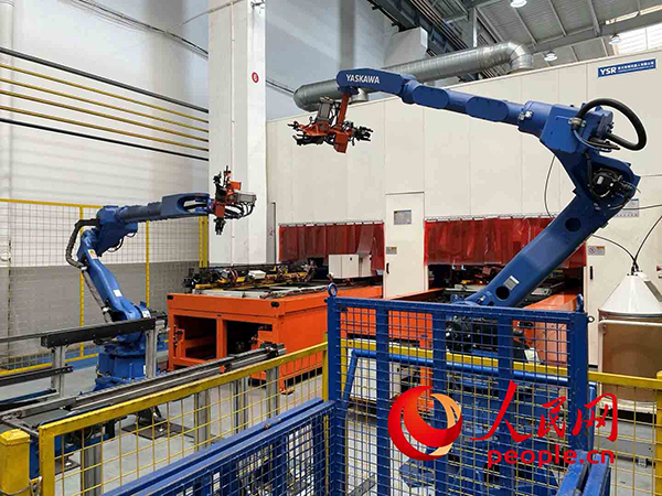 　　振华重工智能车间内，机器人正在作业。人民网记者 余璐摄