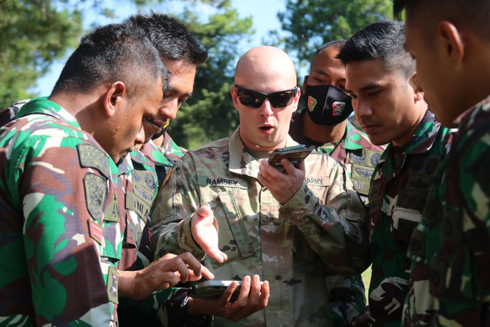 美军安全合作旅教官与印尼士兵共同训练 图自：社交媒体