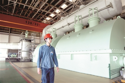 大唐南京发电厂工作人员在66万千瓦燃煤发电机组巡查。