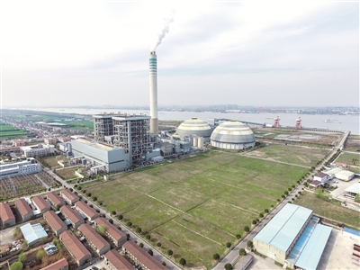 “大家看到我们的烟囱冒烟，以为其中含有有害气体，其实那是水蒸气。”电力工人娄琦说。图为正在建设的大唐南京发电厂二期2×655MW燃气轮机创新发展示范项目场地。