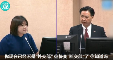 ·吴钊燮在立法部门接受质询，被指责为“断交部长”。