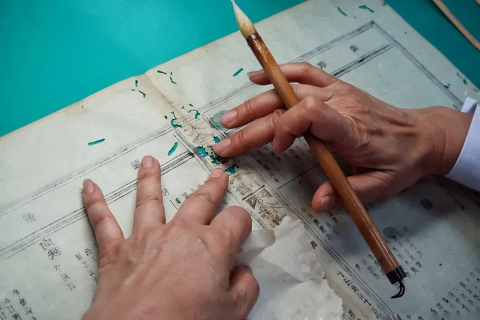 王金玉在对古籍书页进行修复。新华社记者郑梦雨 摄