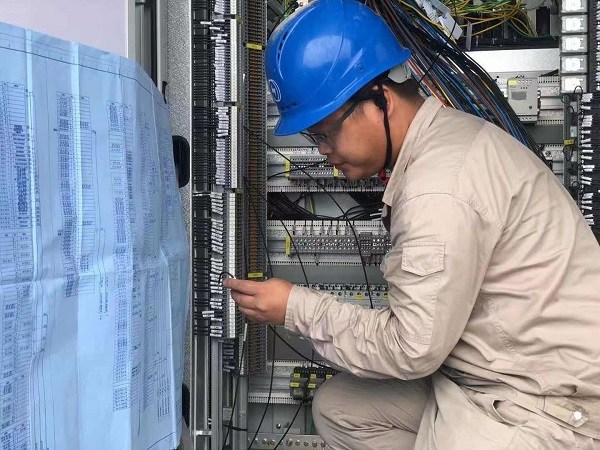 图说：施工人员在腾讯长三角超算中心总降站现场接线调试