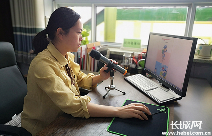 衡水市桃城区第一幼儿园教师正在录制红色绘本故事。金秋英 摄