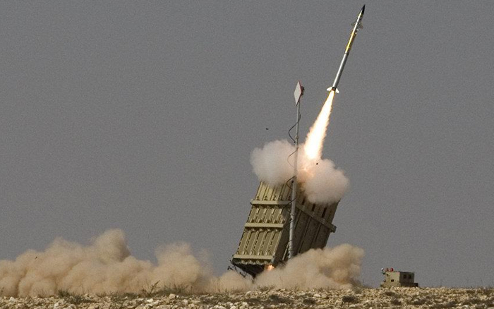 　　“铁穹”系统单发拦截成本已经很低了，但在几百上千枚低成本火箭弹袭击下，总成本也是一个不小的数目，毕竟一些简易火箭弹成本只有几百美元。