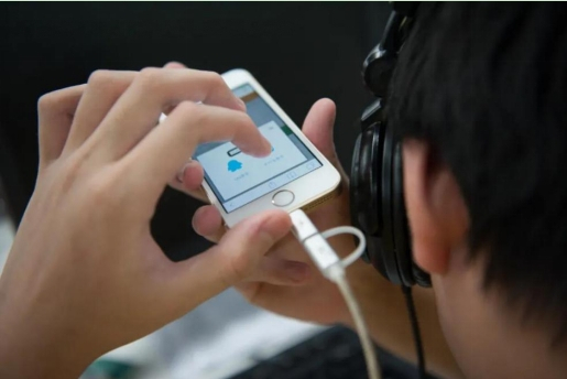 视障者通过读屏软件操作手机QQ