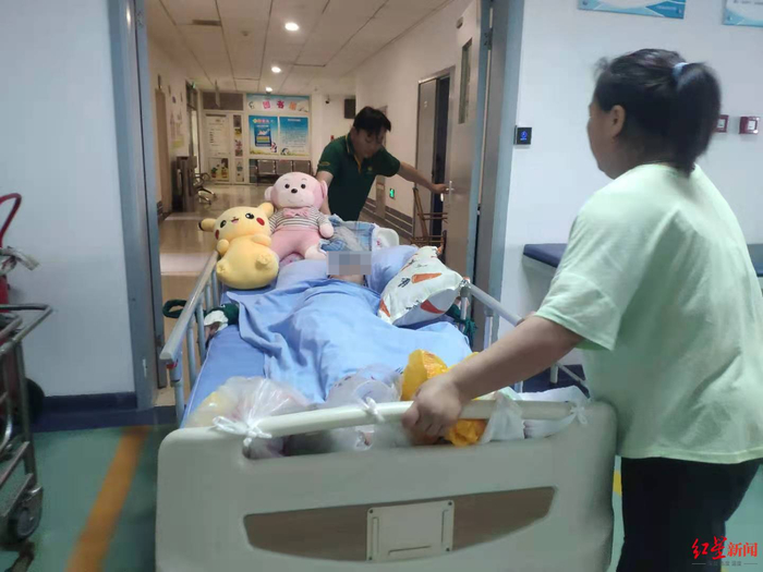 鑫鑫结束康复训练被父母推回病房