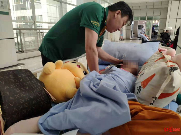 爸爸安抚烦躁扭动的鑫鑫