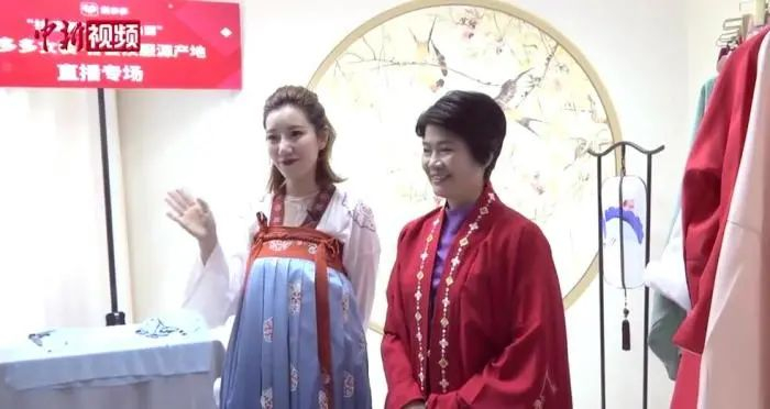  2020年，菏泽市曹县县长梁惠民为汉服“淘宝村”直播带货。视频截图