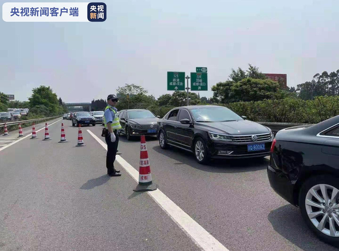  甘孜旅游持续火热 雅康高速再迎车流量高峰