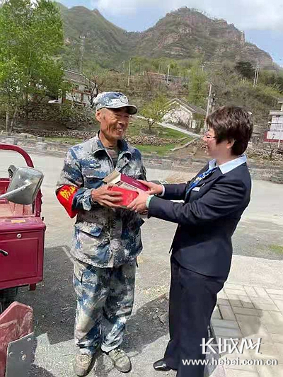 建行承德宽城支行慰问一线护林员。梁翠娟 摄