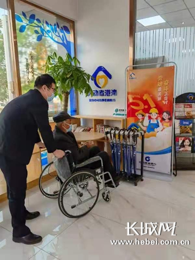 建行沧州新华路支行关爱老年客户。赵姣姣 摄