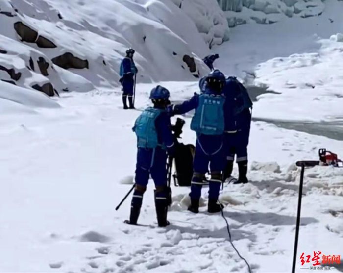  ↑王相军跌落冰瀑失踪后，救援人员曾前往现场展开搜救工作