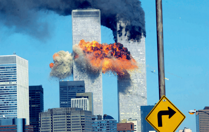 ·2001年9月11日，被恐怖分子劫持的两架民航飞机撞击美国纽约世贸中心“双子塔”。