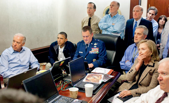·2011年5月，奥巴马（左二）和拜登（左一）在白宫办公室观看并指挥击毙拉登的全过程。