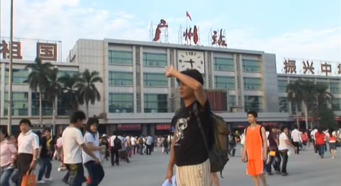 广州火车站前的人流。