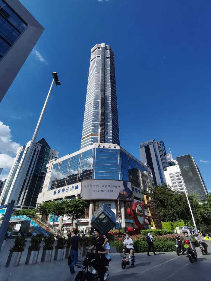 赛格广场大厦形状似多边形柱体。 张慧敏摄