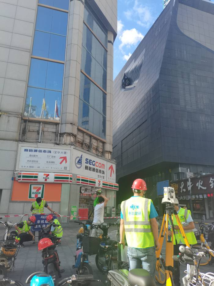 检测人员正在工作。 张慧敏摄