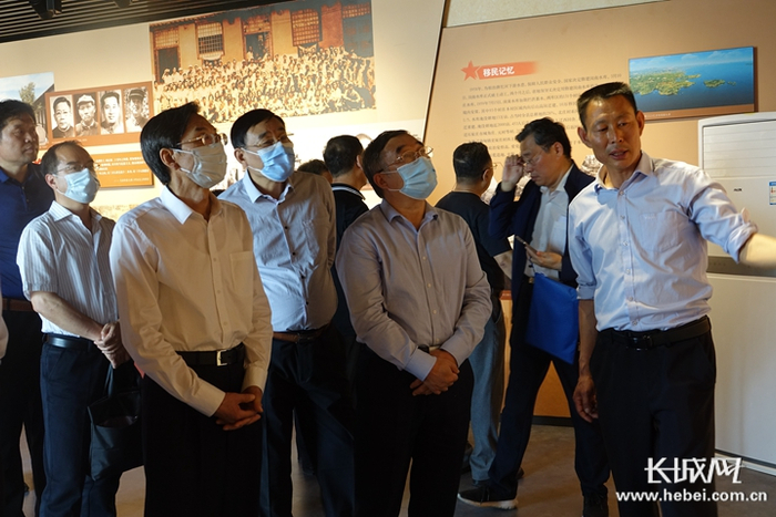 与会人员实地考察了解北庄村村史发展、区域规划和乡村振兴有关情况。长城网记者 郭甜肖 摄