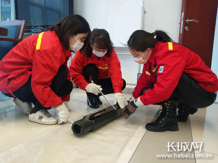 技术人员研究工具结构原理。