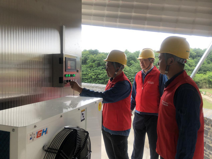 图为江西九江共青城市供电公司党员服务队在共青城荷塘板鸭公司义务检查电气设备。桂炜 摄