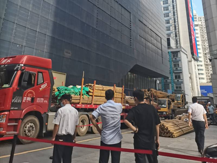 赛格广场大厦旁装有建筑材料的货车。 张慧敏摄