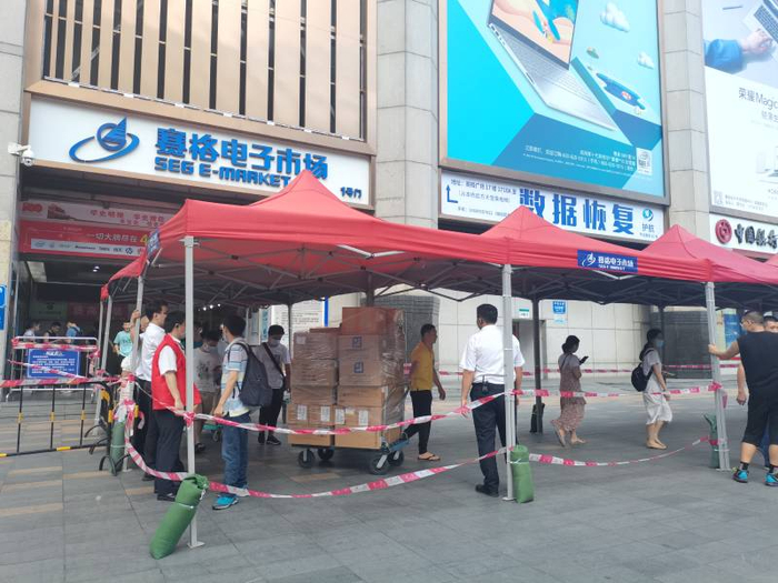 商户可以进入商铺拿货。 张慧敏摄