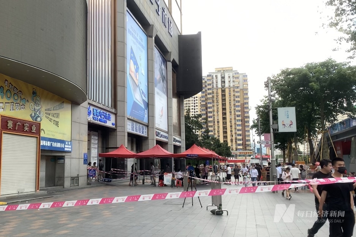 　5月19日，赛格大厦门口。图片来源：每经记者 刘玲 摄