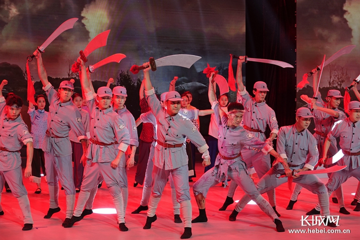 　“红色故事报告会”现场采用情景剧等形式再现当年太行儿女前赴后继、浴血奋战的场景。长城网记者 张艺萌 摄