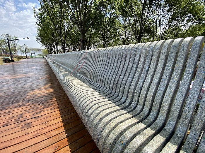 花博园区里的这条长椅，是有牛奶盒再生利用制造的。图片来源：上海城投