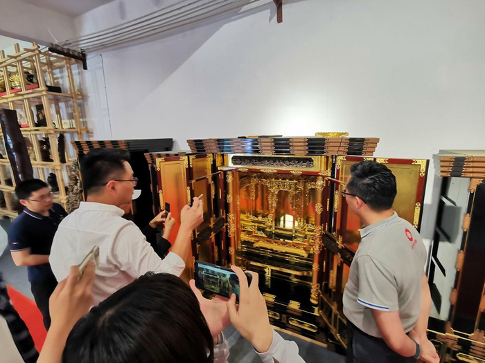  李字雷向来访者介绍公司产品&nbsp; 本文图片均由澎湃新闻记者 张家然 摄