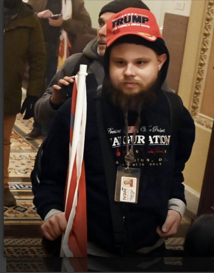 这让我想起另一个戴着工牌在厦门公交上性骚扰别人的蠢蛋